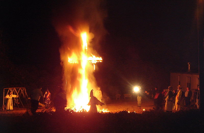 800px-Cross_Lighting_2005